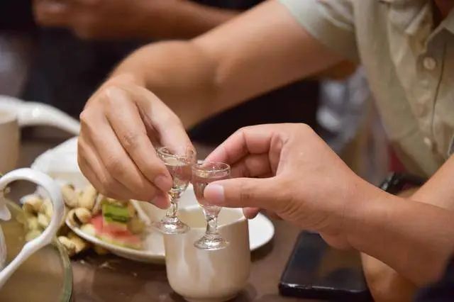 敬酒時(shí)不知道說什么？學(xué)會這四招，得體又恰當(dāng)，敬酒不再尷尬！(圖1)