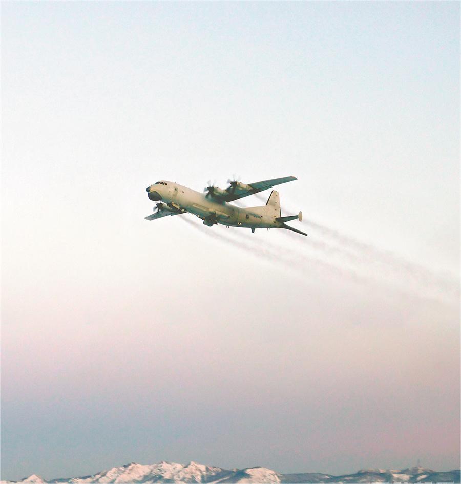 戰(zhàn)鷹巡航海天間，海軍航空兵某部開展反潛訓(xùn)練(圖1)