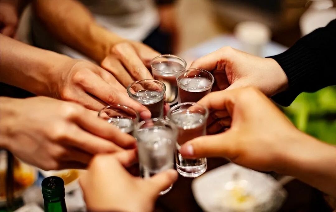 如何正確結(jié)交酒桌上的人？(圖1)