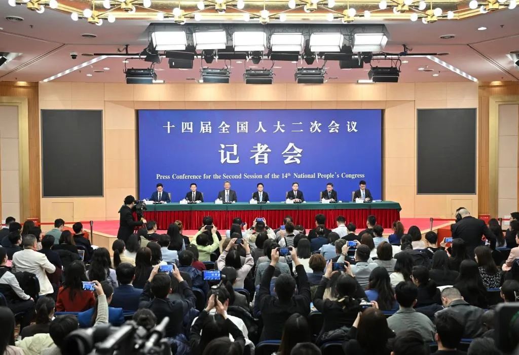 潘功勝行長在十四屆全國人大二次會議經(jīng)濟(jì)主題記者會上答記者問.jpg 潘功勝行長在十四屆全國人大二次會議經(jīng)濟(jì)主題記者會上答記者問(圖1)