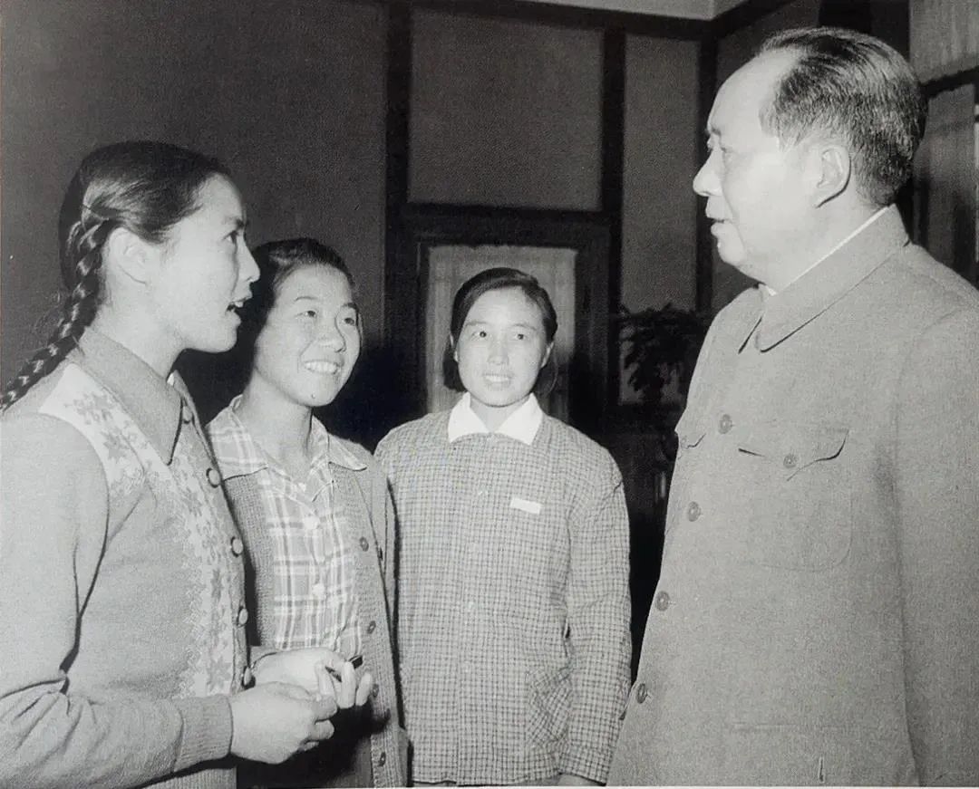毛主席提到婦女的偉大力量時這樣說:世界上的任何事情，要是沒有女子參加，就做不成氣。(圖4)