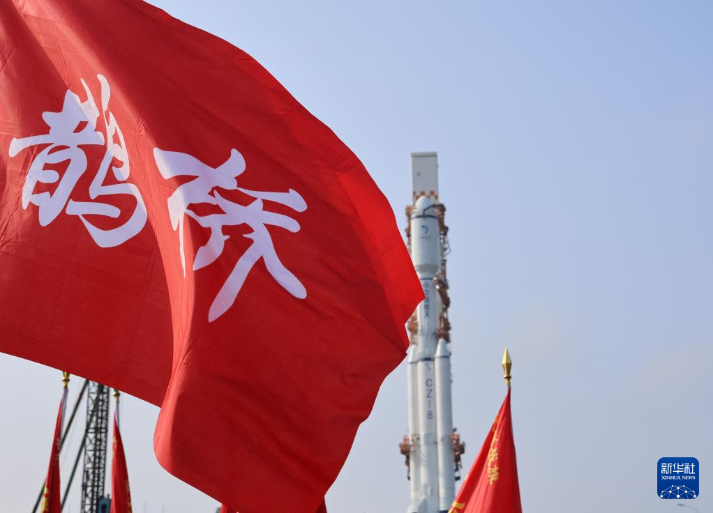 鵲橋二號中繼星任務星箭組合體垂直轉(zhuǎn)運至發(fā)射區(qū)(圖1)