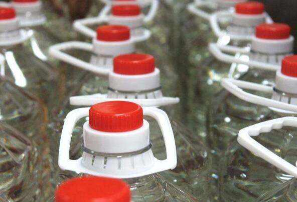 塑料瓶是否可以用來裝白酒？(圖1)