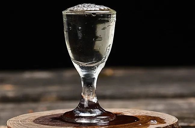 白酒杯1.jpg 白酒如何去除辛辣味(圖3)
