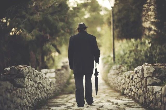 “老人歸去，早有暗示”，老人出現(xiàn)這5個舉動，子女要留意！(圖1)