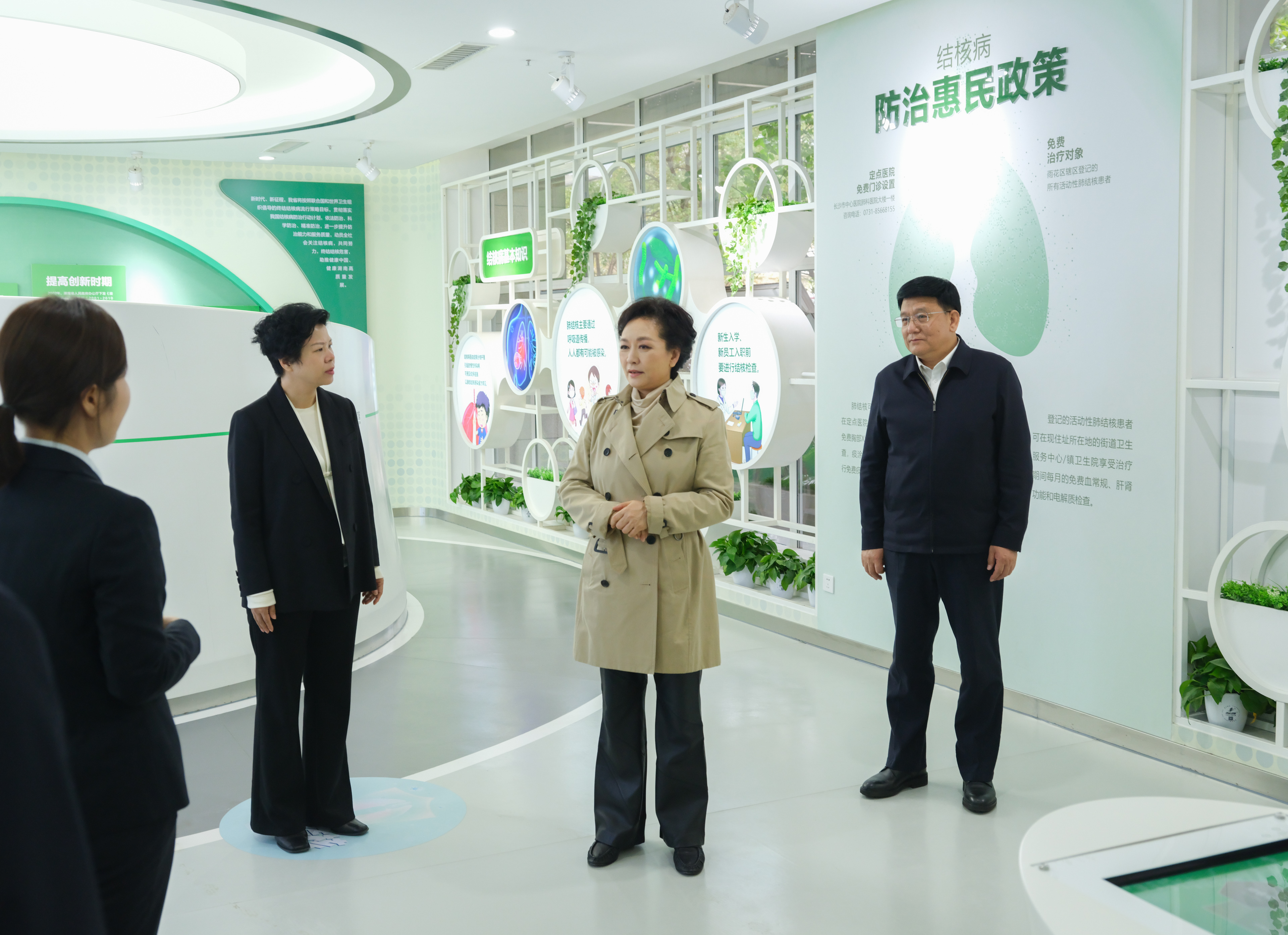 彭麗媛在湖南長(zhǎng)沙調(diào)研基層結(jié)核病防治工作(圖1) 彭麗媛在湖南長(zhǎng)沙調(diào)研基層結(jié)核病防治工作(圖1)
