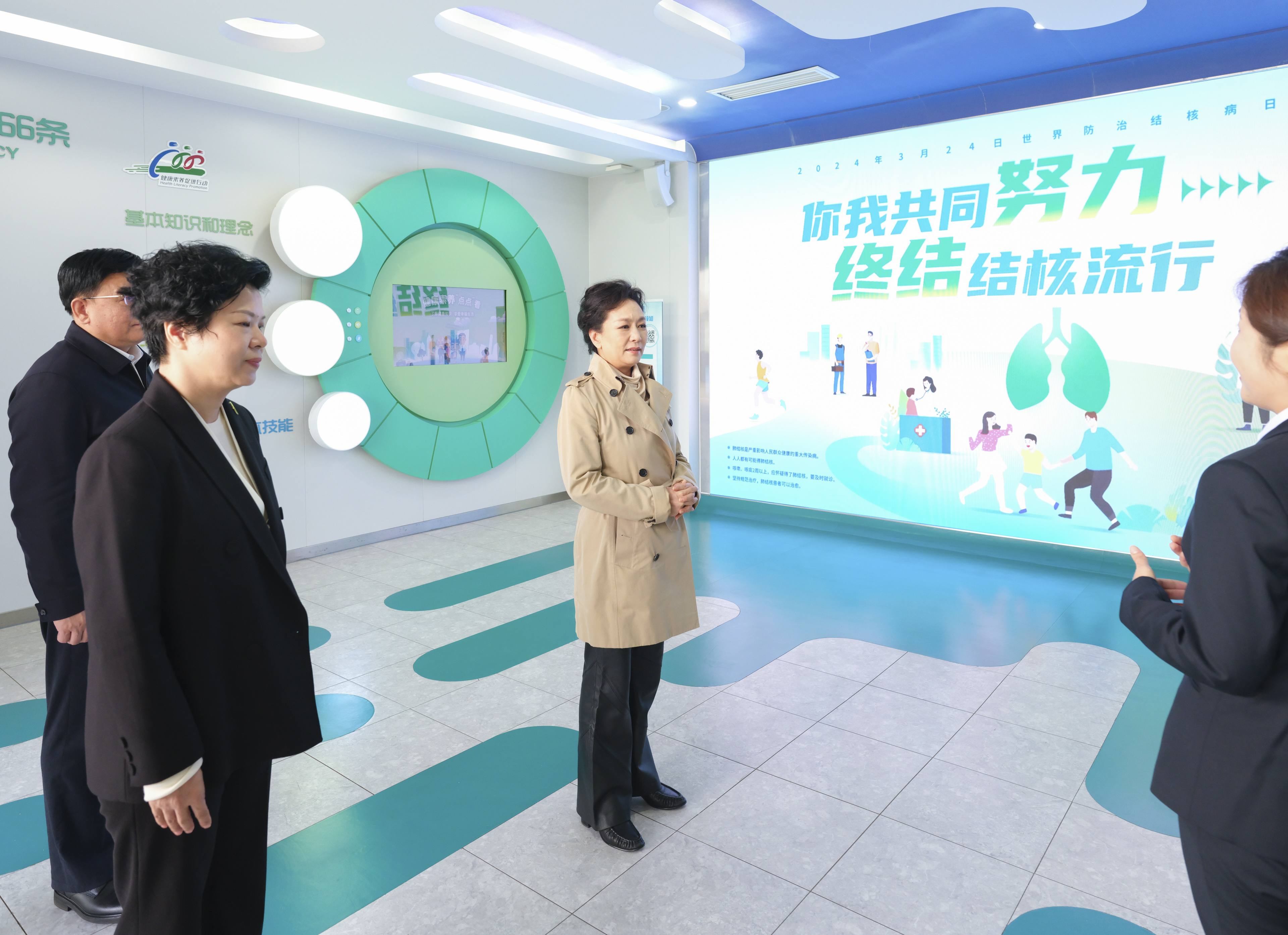 彭麗媛在湖南長(zhǎng)沙調(diào)研基層結(jié)核病防治工作(圖2) 彭麗媛在湖南長(zhǎng)沙調(diào)研基層結(jié)核病防治工作(圖2)