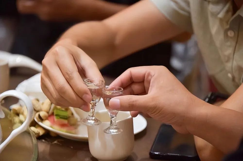 為什么敬酒時(shí)要碰杯？(圖6)