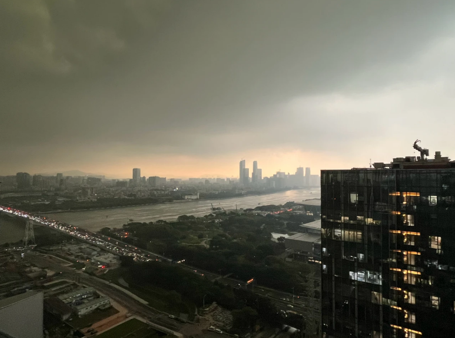 罕見(jiàn)！長(zhǎng)達(dá)600公里的強(qiáng)颮線正在橫掃廣東！香港、澳門(mén)發(fā)出預(yù)警(圖1)