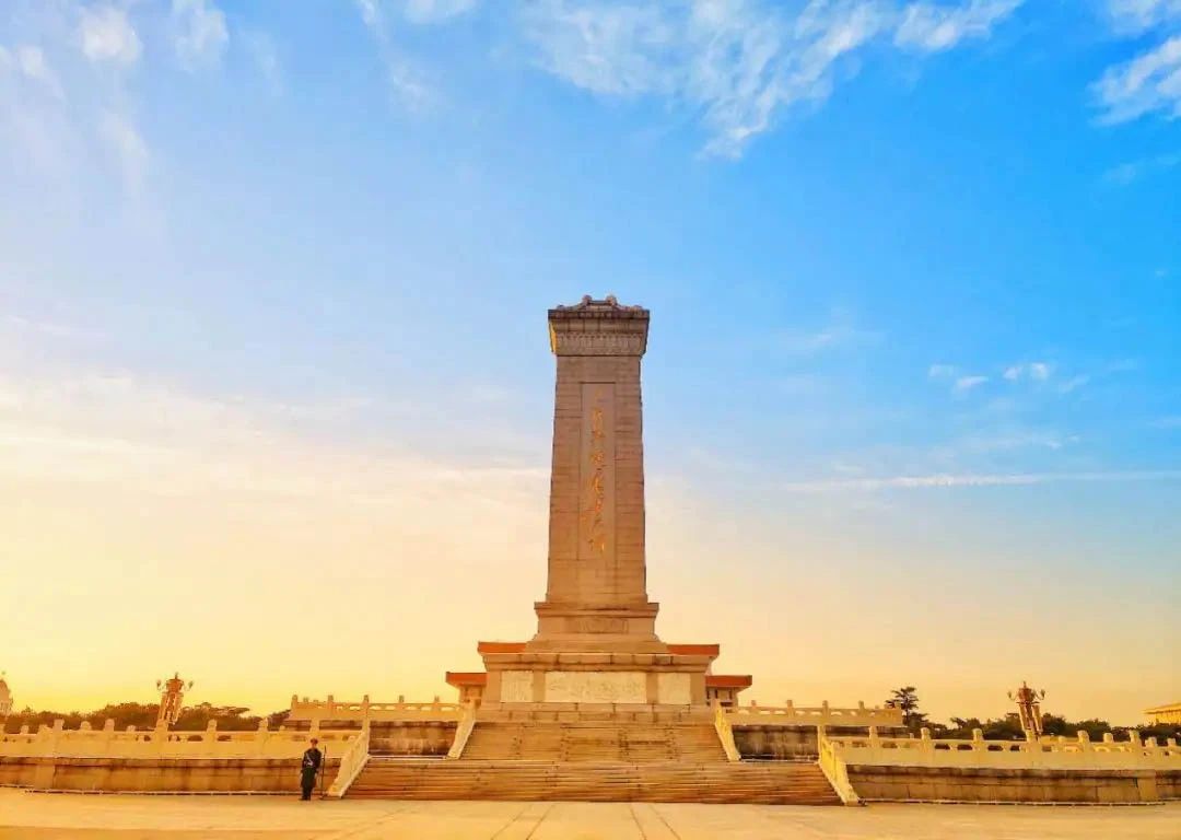 人民英雄紀念碑誕生內(nèi)聞，周恩來提議建在天安門廣場，碑題碑文用掉130兩黃金(圖1)