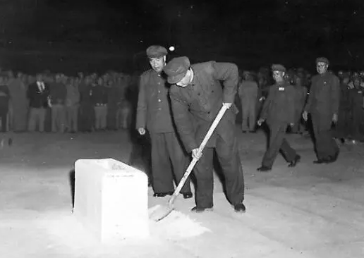 人民英雄紀念碑誕生內(nèi)聞，周恩來提議建在天安門廣場，碑題碑文用掉130兩黃金(圖3)