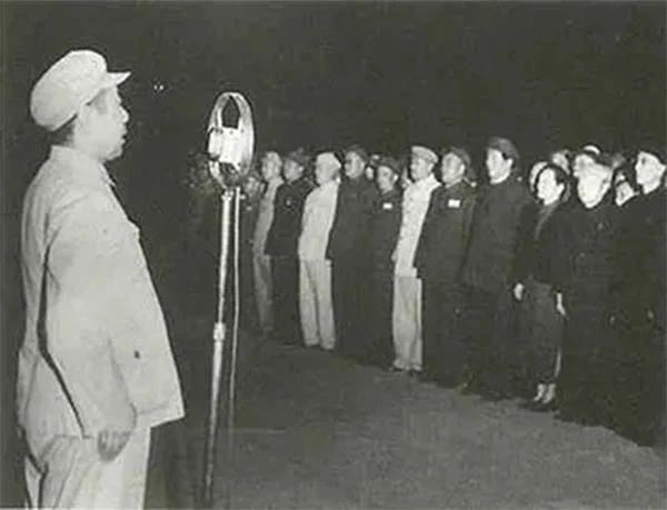 人民英雄紀念碑誕生內(nèi)聞，周恩來提議建在天安門廣場，碑題碑文用掉130兩黃金(圖2)