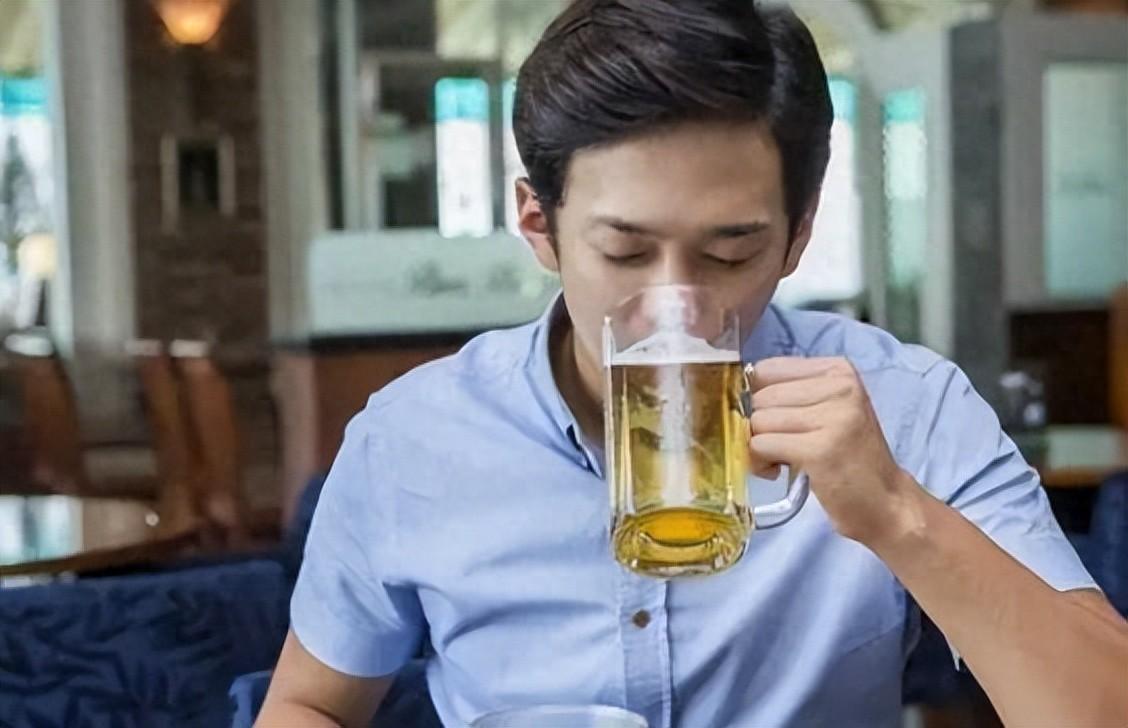 喝“白酒”和“啤酒”，哪個(gè)對(duì)身體傷害大？建議男性朋友了解一下(圖1)