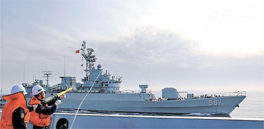 補給訓(xùn)練中發(fā)射引纜.jpg 深藍航道 戰(zhàn)艦出擊|海軍某護衛(wèi)艦支隊進行海上訓(xùn)練(圖4)