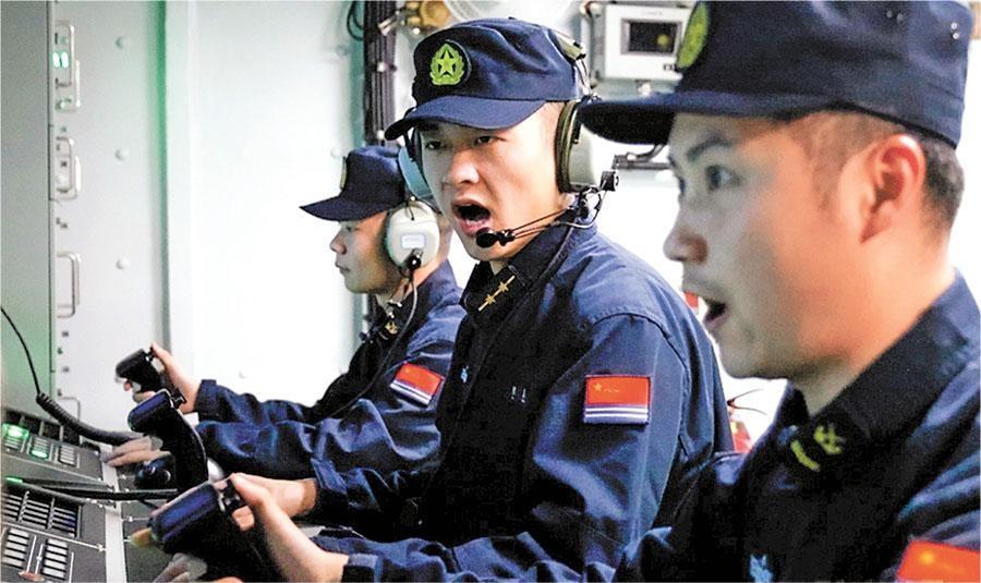 下達射擊口令.jpg 深藍航道 戰(zhàn)艦出擊|海軍某護衛(wèi)艦支隊進行海上訓(xùn)練(圖2)