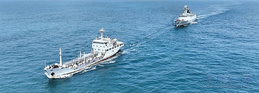 航行途中開展縱向補給.jpg 深藍航道 戰(zhàn)艦出擊|海軍某護衛(wèi)艦支隊進行海上訓(xùn)練(圖1)