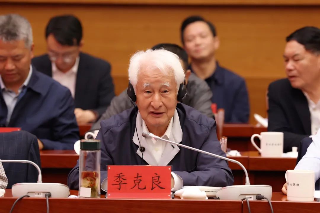 茅臺老領(lǐng)導(dǎo)季克良.jpg 茅臺集團(tuán)召開老領(lǐng)導(dǎo)座談會(圖11)