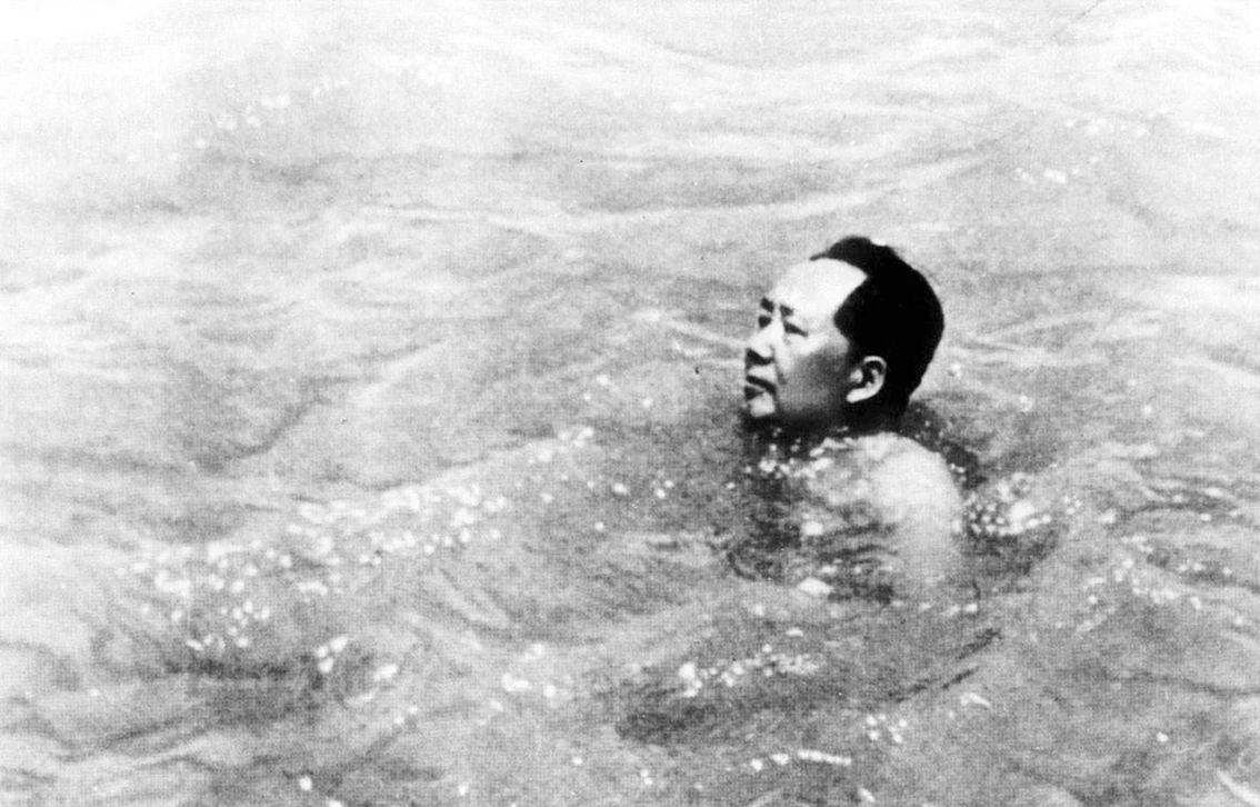 毛澤東在武漢長江中游泳.jpg 毛主席與武昌魚的不解情緣(圖1)