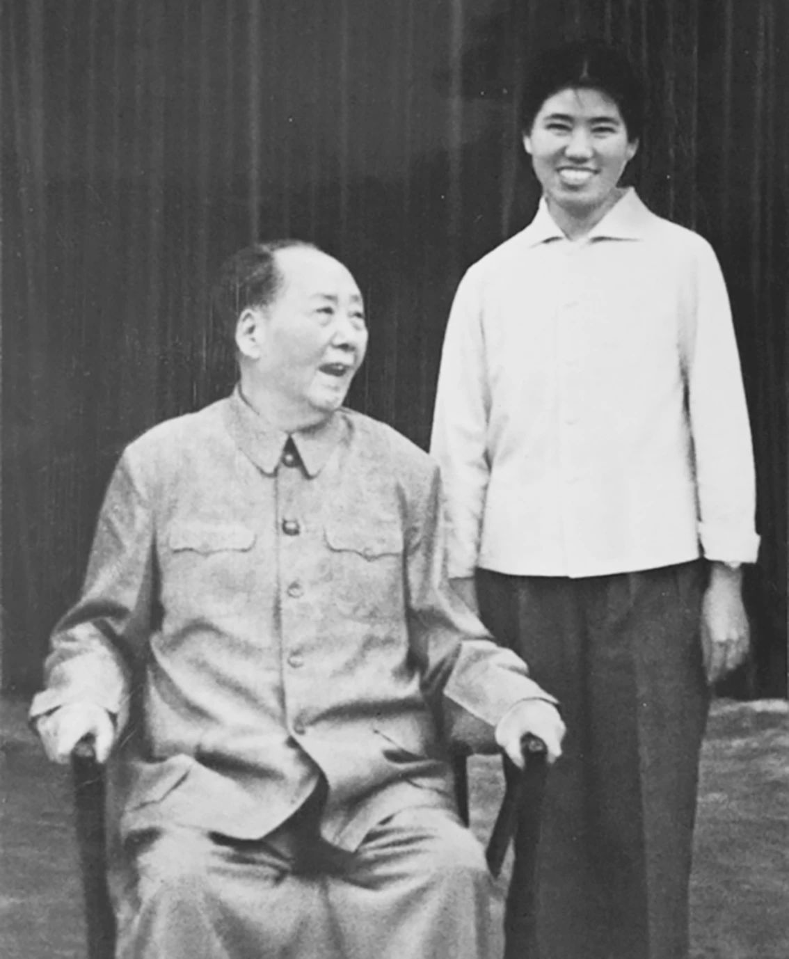 毛澤東和工作人員合影.jpg 毛主席與武昌魚的不解情緣(圖3)