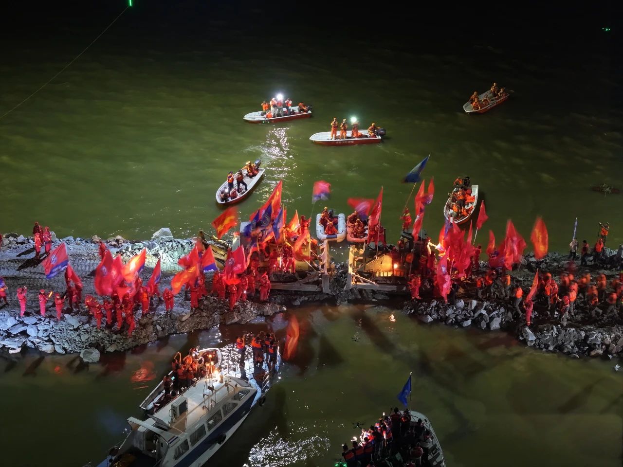 現(xiàn)場畫面！洞庭湖大堤決口完成封堵(圖1)