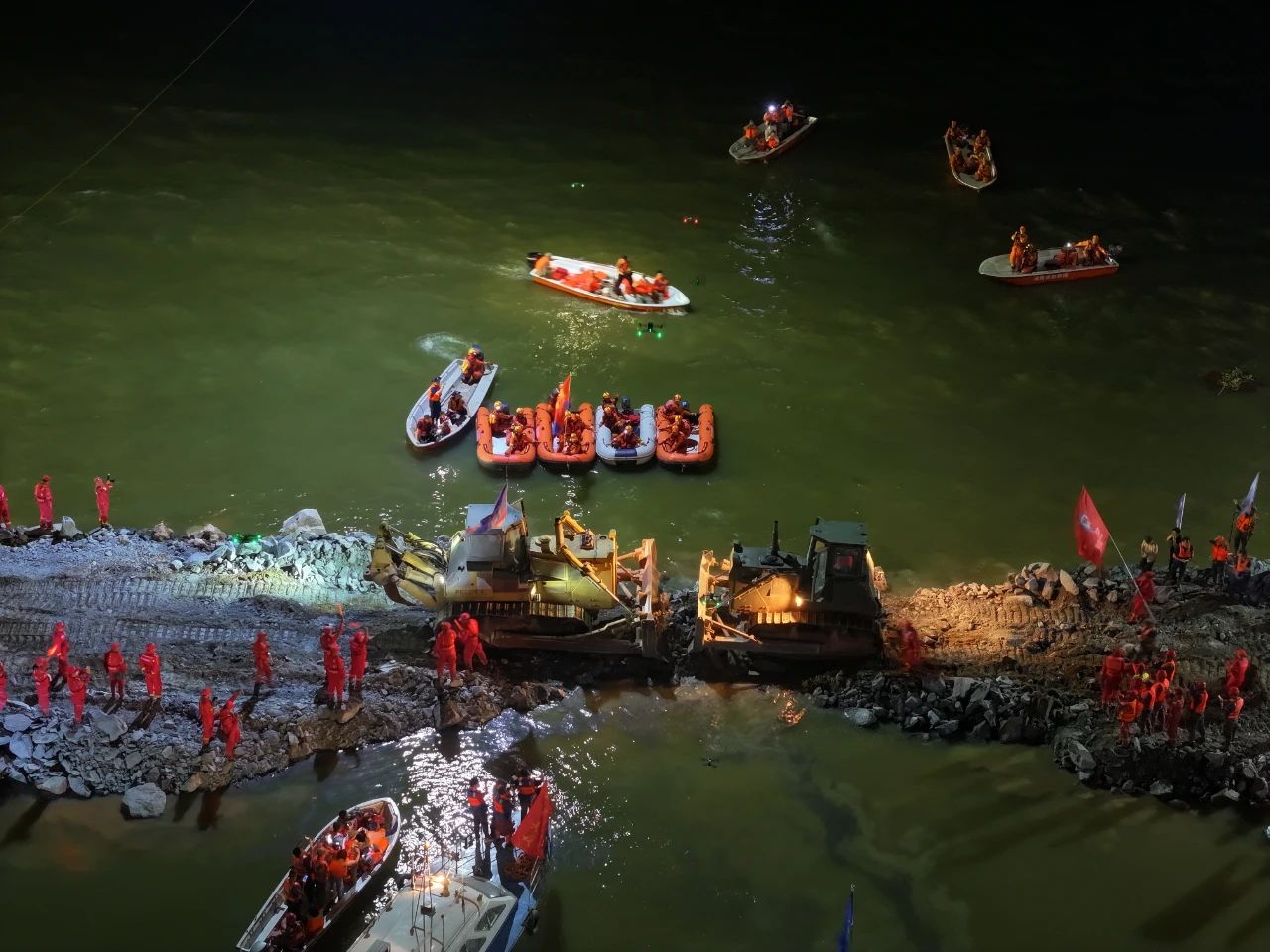 現(xiàn)場畫面！洞庭湖大堤決口完成封堵(圖2)