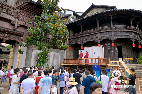 第二屆中國(guó)非遺保護(hù)年會(huì)圓滿收官:“五好”非遺大集 貼近百姓生活(圖5) 第二屆中國(guó)非遺保護(hù)年會(huì)圓滿收官:“五好”非遺大集 貼近百姓生活(圖5)