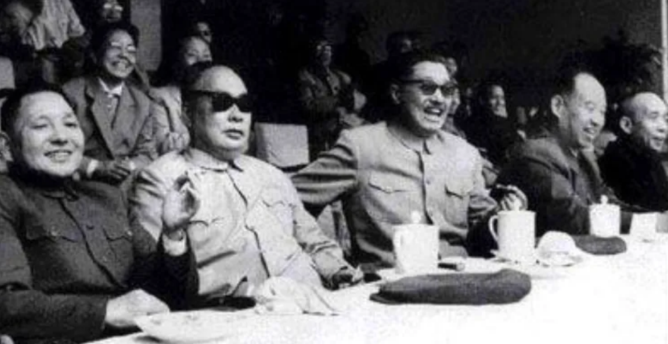 為觀看奧運(yùn)會(huì)，鄧小平自己拿出生活費(fèi)買球票(圖8)