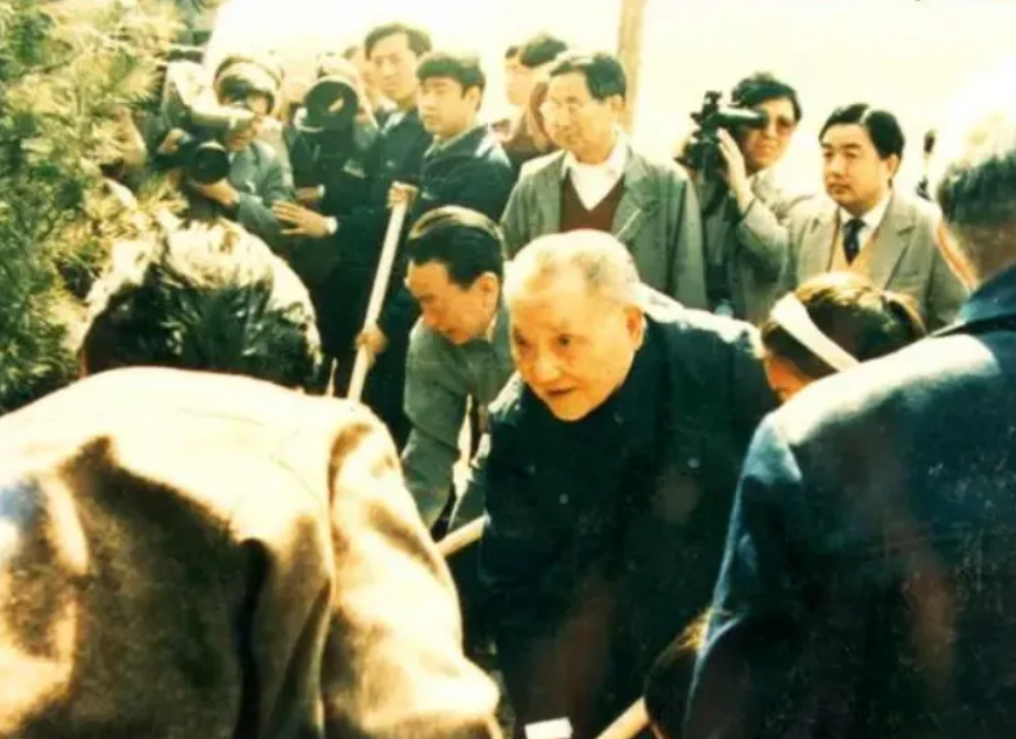 為觀看奧運(yùn)會(huì)，鄧小平自己拿出生活費(fèi)買球票(圖11)