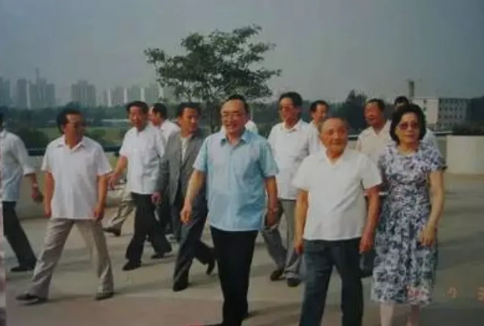 為觀看奧運(yùn)會(huì)，鄧小平自己拿出生活費(fèi)買球票(圖13)