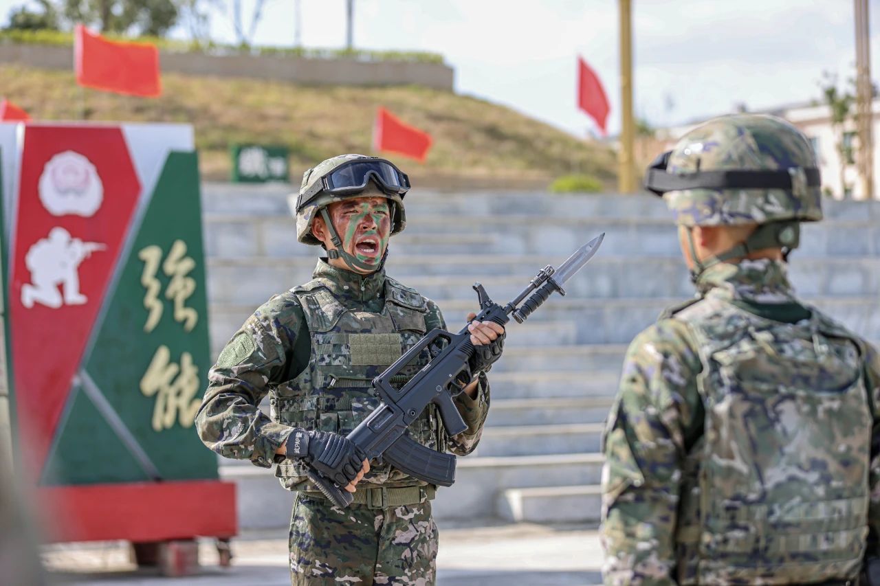 傳承光榮，新老特戰(zhàn)隊(duì)員交接鋼槍(圖5)