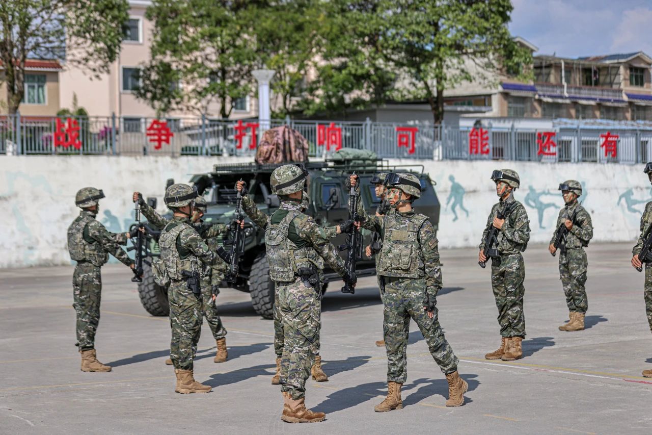傳承光榮，新老特戰(zhàn)隊(duì)員交接鋼槍(圖6)