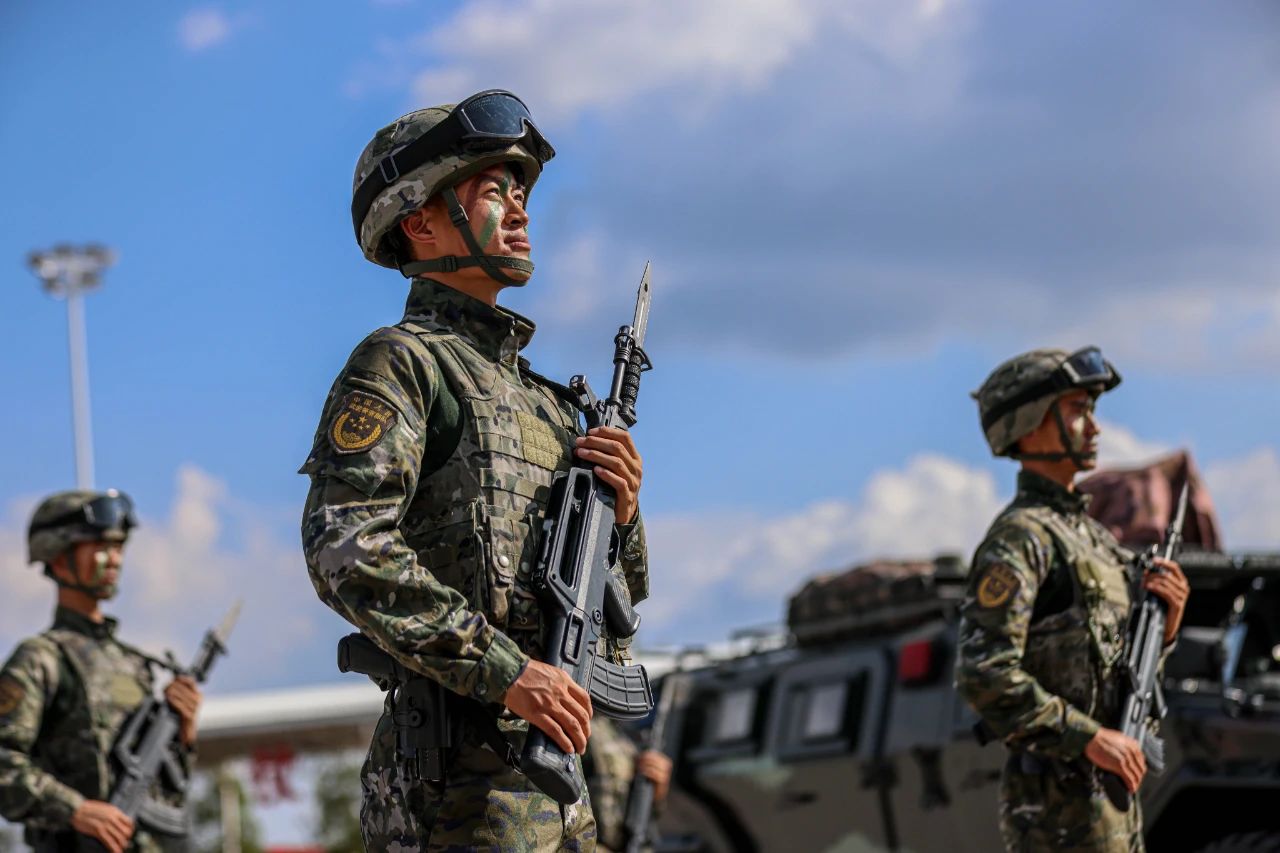 傳承光榮，新老特戰(zhàn)隊(duì)員交接鋼槍(圖2)