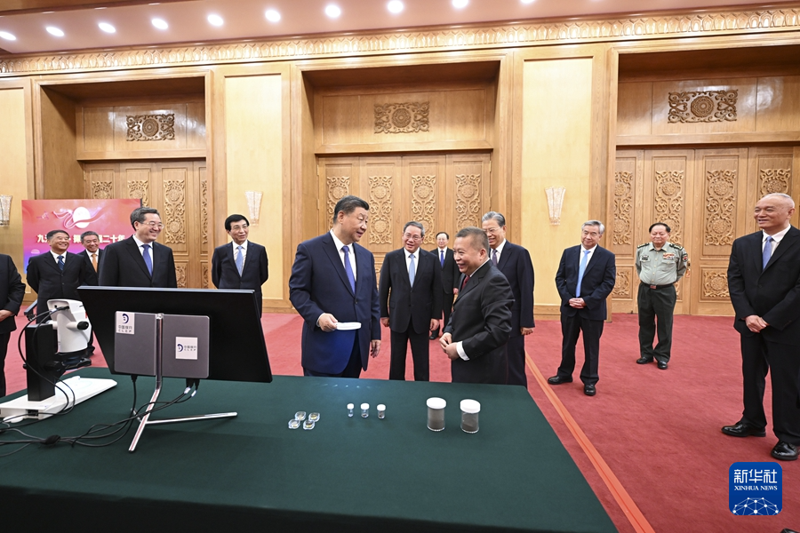 習近平在接見探月工程嫦娥六號任務參研參試人員代表3.jpg 習近平在接見探月工程嫦娥六號任務參研參試人員代表時發(fā)表重要講話強調(diào) 再接再厲乘勢而上 加快建設航天強國(圖4)