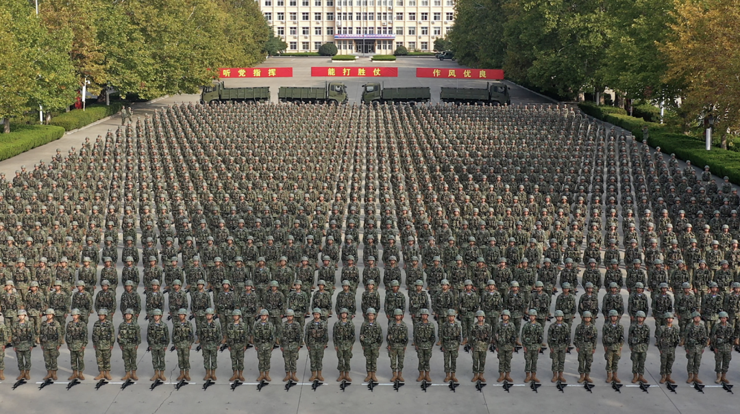 為千余名新兵授槍，現(xiàn)場太震撼！(圖1)
