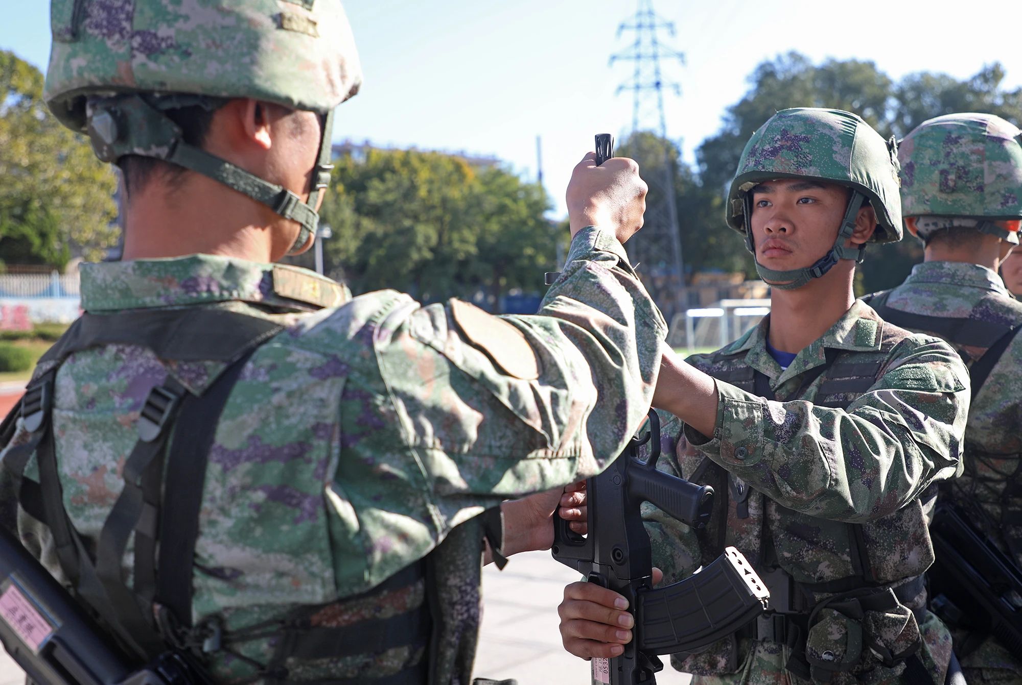 為千余名新兵授槍，現(xiàn)場太震撼！(圖7)