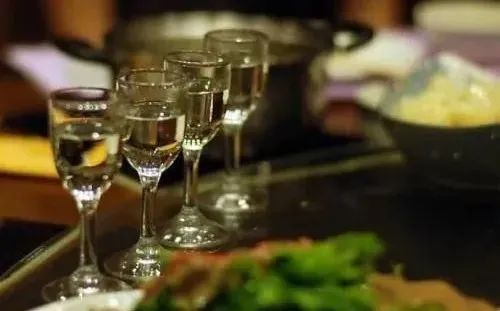 以我二兩情深酒，為君飲盡十年心(圖1)