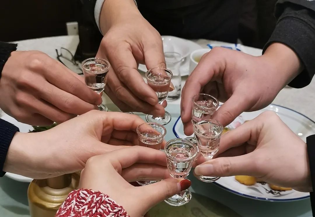 “人說三話，觸犯天意”：酒桌上盡量不講這3種話，命就順了(圖2)