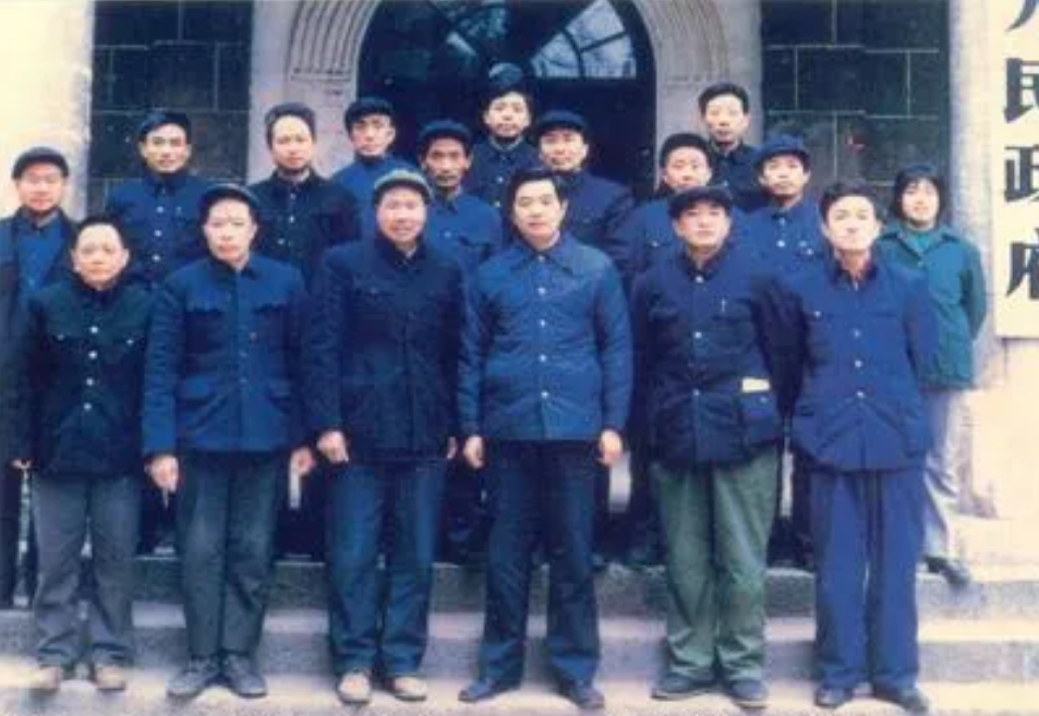60年前，21歲的胡錦濤寫了一篇文章，致敬毛主席，刊登在《人民日報》！(圖4)