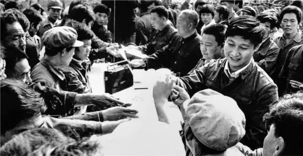 大街上擺桌子，習(xí)近平曾這樣做調(diào)研(圖1)