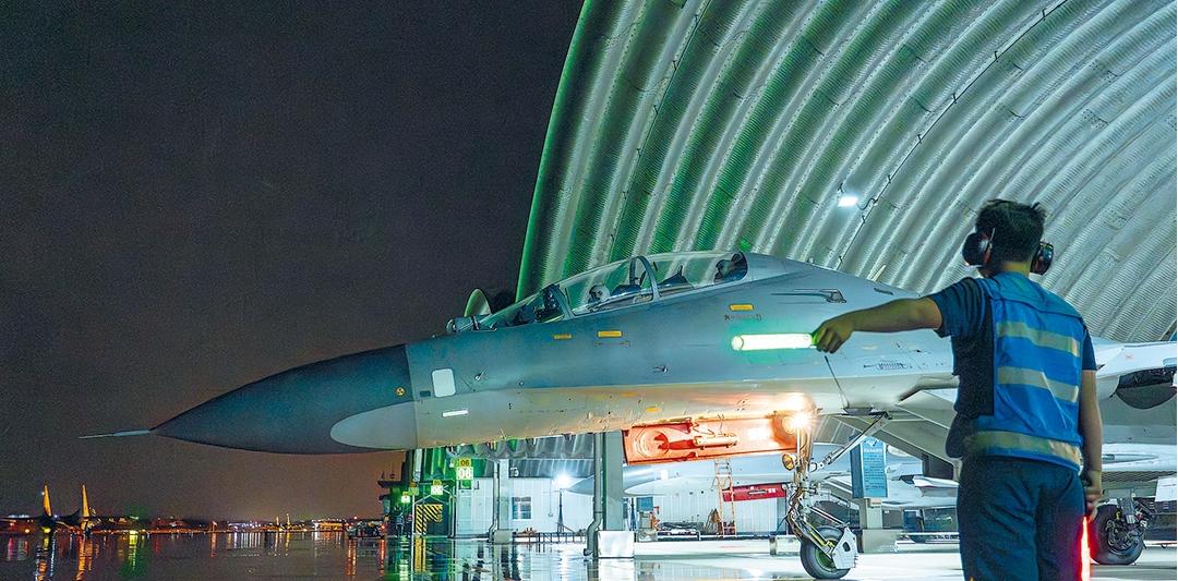 空軍某部夜間飛行訓練影像(圖3) 空軍某部夜間飛行訓練影像(圖3)