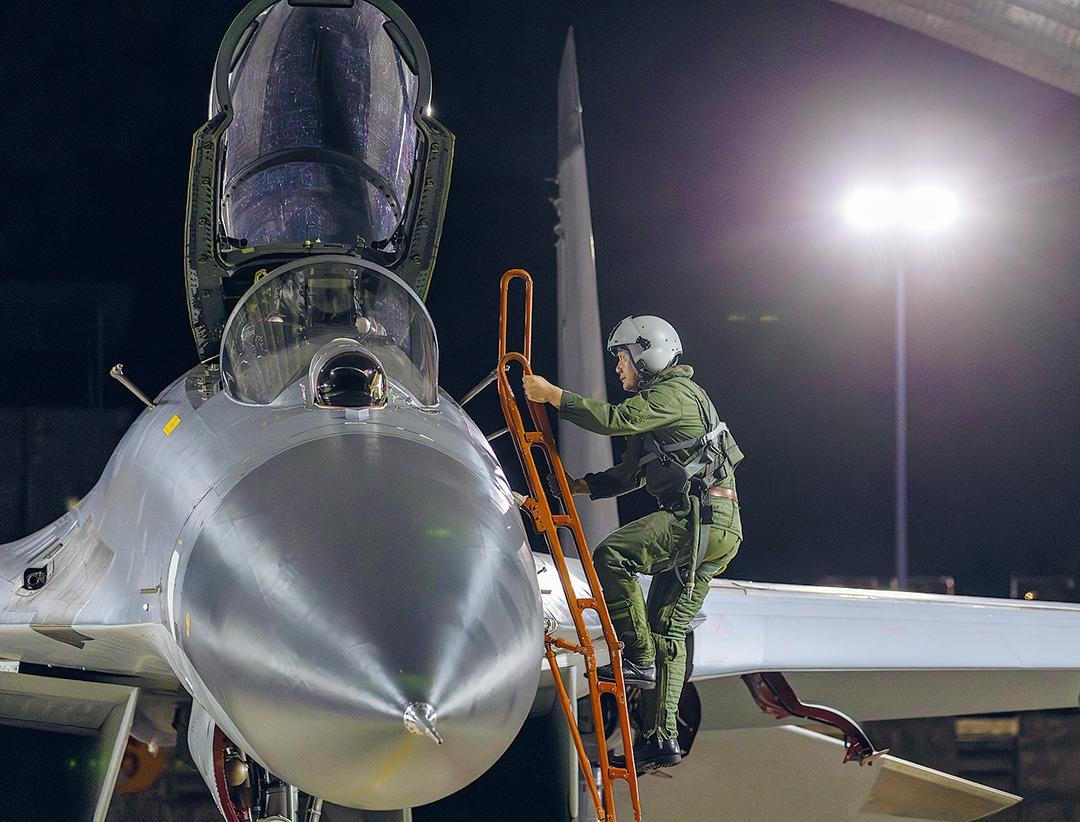 空軍某部夜間飛行訓練影像(圖2) 空軍某部夜間飛行訓練影像(圖2)