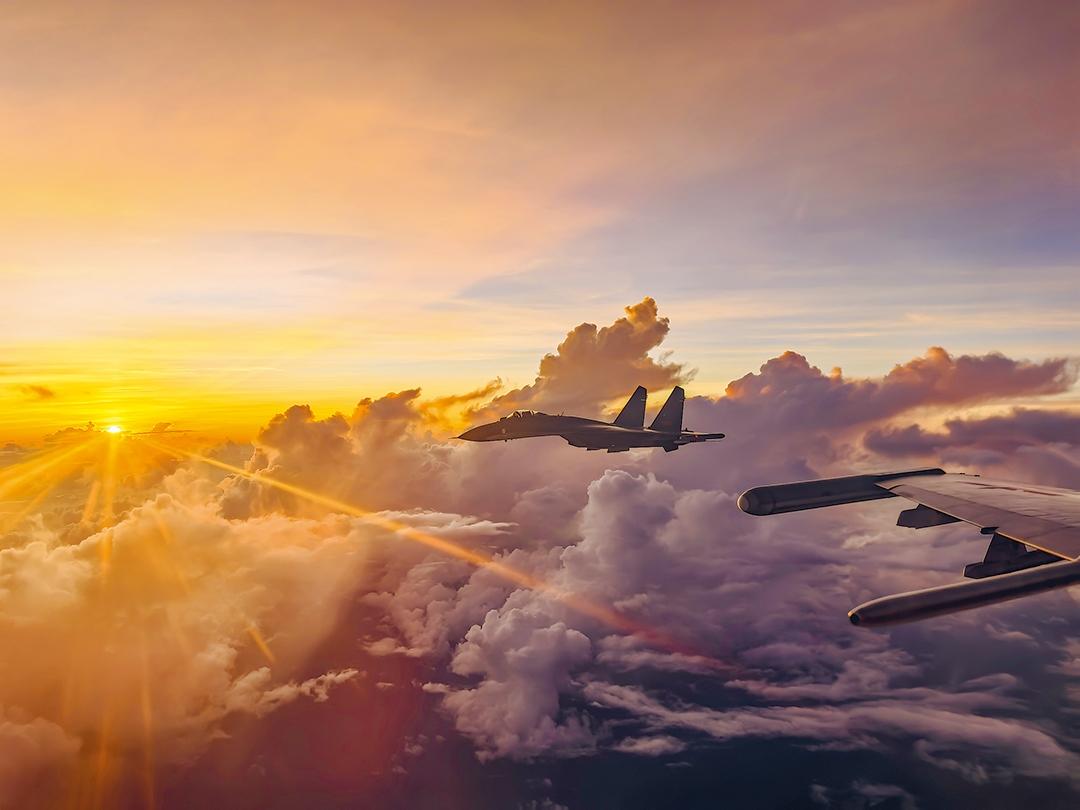 迎著晨光,戰(zhàn)機編隊飛行.jpg 空軍某部夜間飛行訓練影像(圖1)