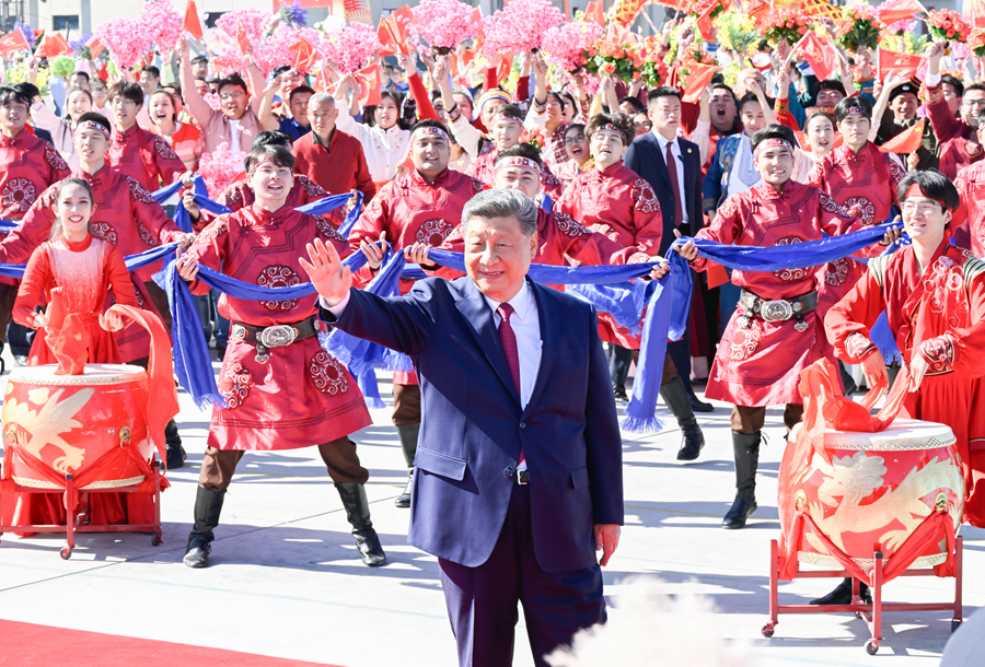 習(xí)近平在出席新疆維吾爾自治區(qū)成立70周年慶?；顒?dòng)后返回北京(圖2)