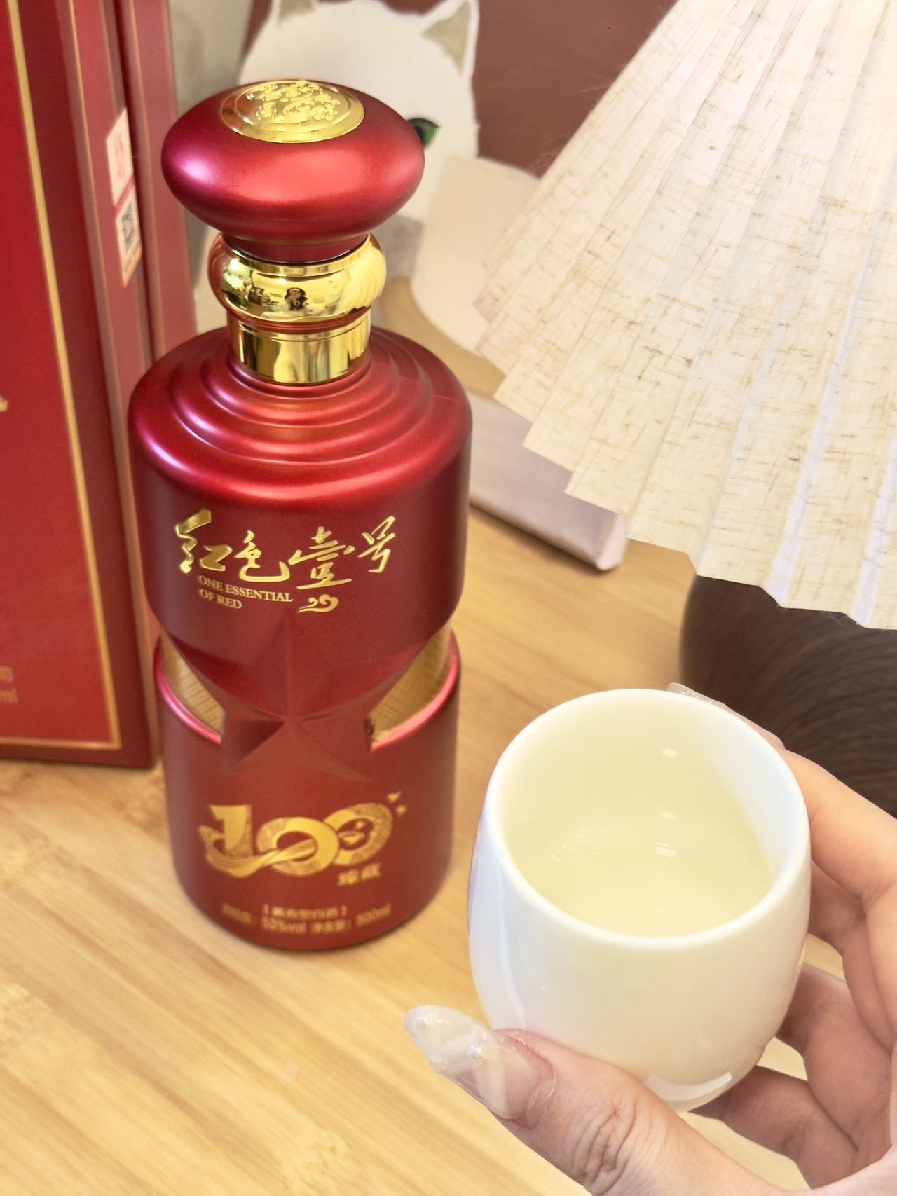 臻藏100 美女手指持酒.jpg 這些食物能解酒(圖1)