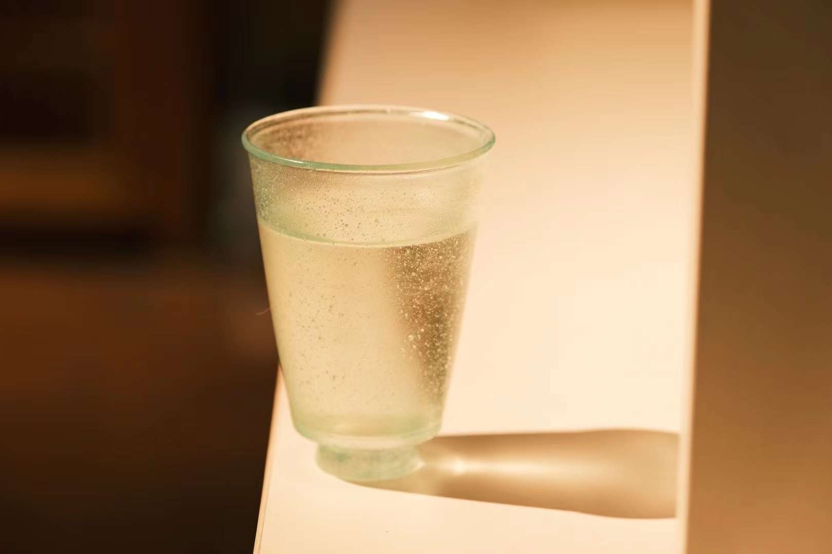 喝醬酒為什么要配礦泉水？99%的人不知道這個秘密(圖1)