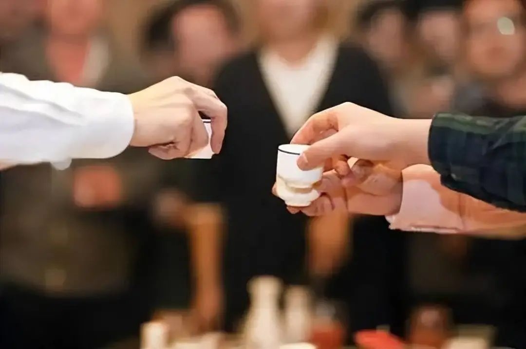 酒桌上，這四種人比賊還壞，離得越遠(yuǎn)越好(圖5)