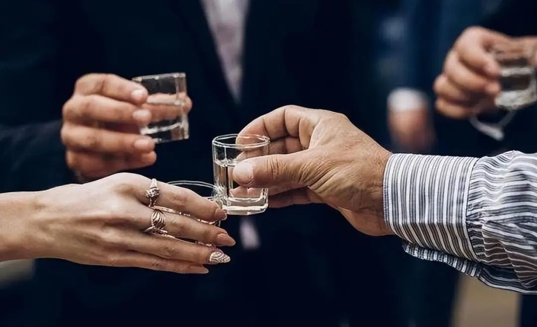 碰杯喝酒4.jpg 你和快樂只有一杯酒的距離(圖2)