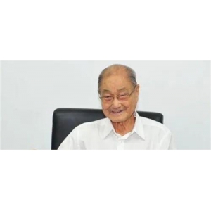他是唯一在世的中共第一代領(lǐng)導(dǎo)人，官至正國級，曾是周總理秘書，