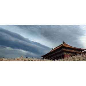 雷雨云團(tuán)過境，北京天空現(xiàn)壯觀弧狀云