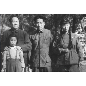 毛岸英赴朝鮮前，主席帶著江青、李訥與他合影，劉思齊陪在身邊